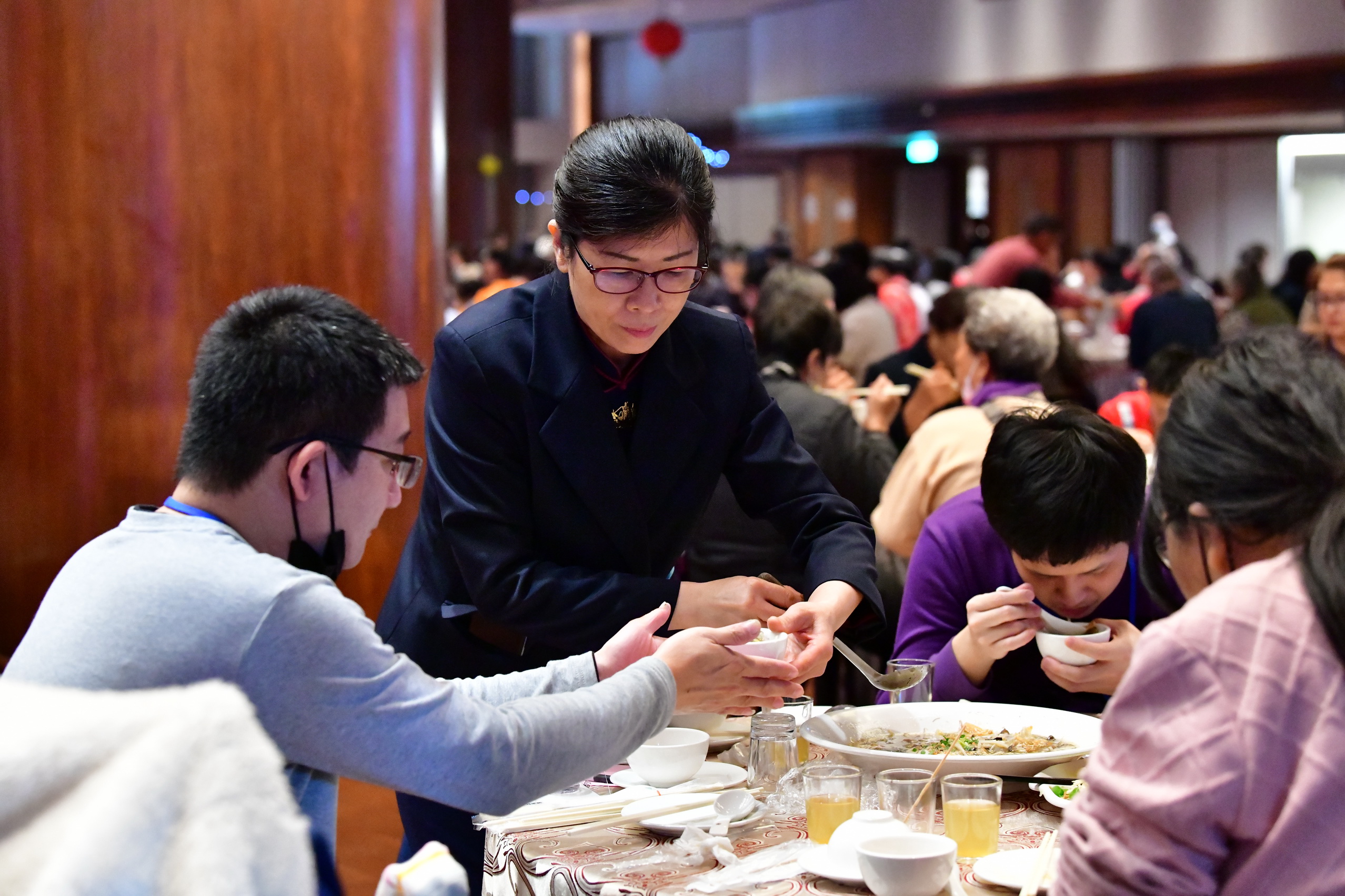 ▲慈濟彰化分會在年節前為照顧戶送暖,在彰化靜思堂席開60桌舉辦冬令圍爐活動,歡喜迎接感恩戶一起來圍爐,提前歡喜迎新年。(記者張溎壕攝)