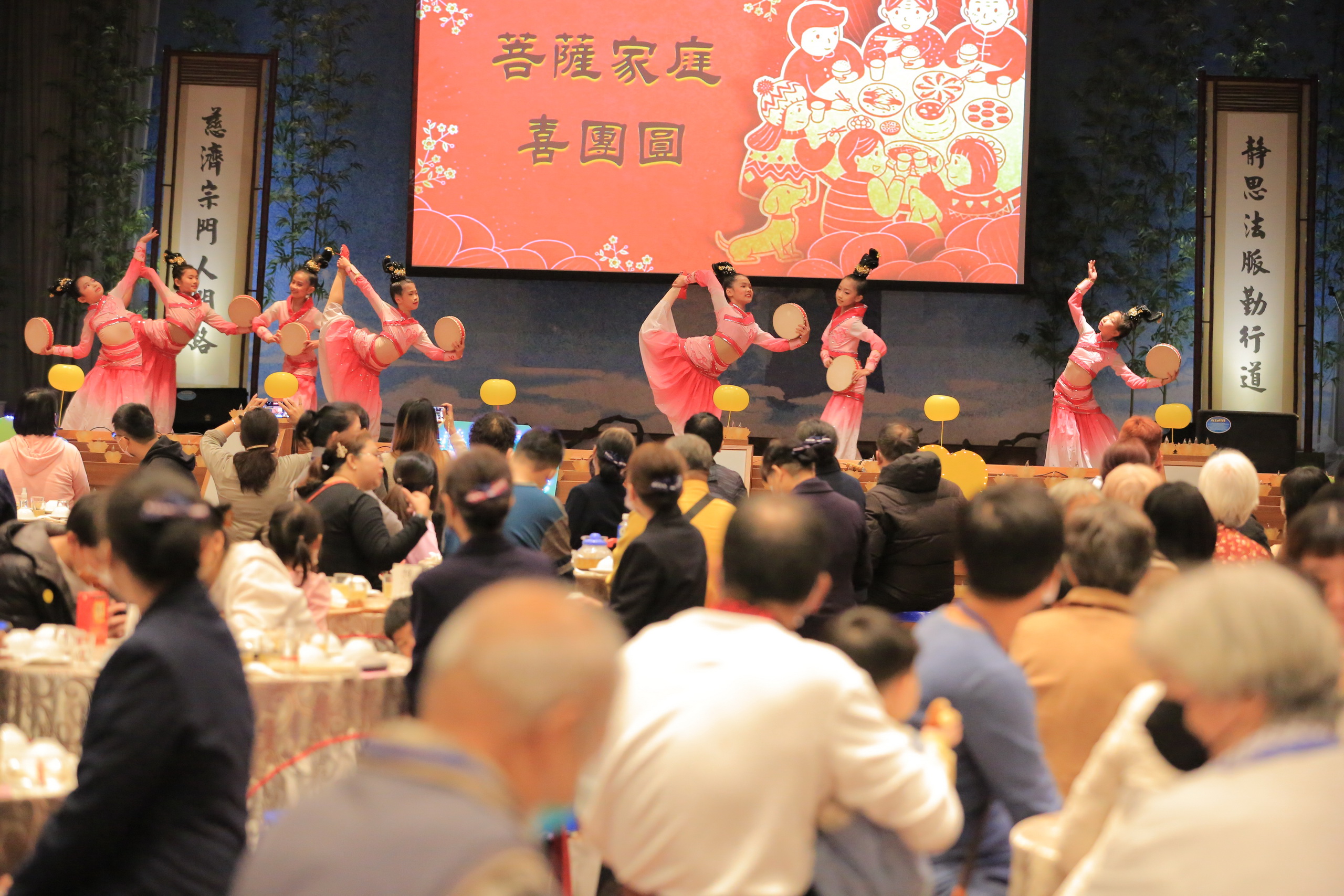 ▲慈濟彰化分會在年節前為照顧戶送暖，在彰化靜思堂席開60桌