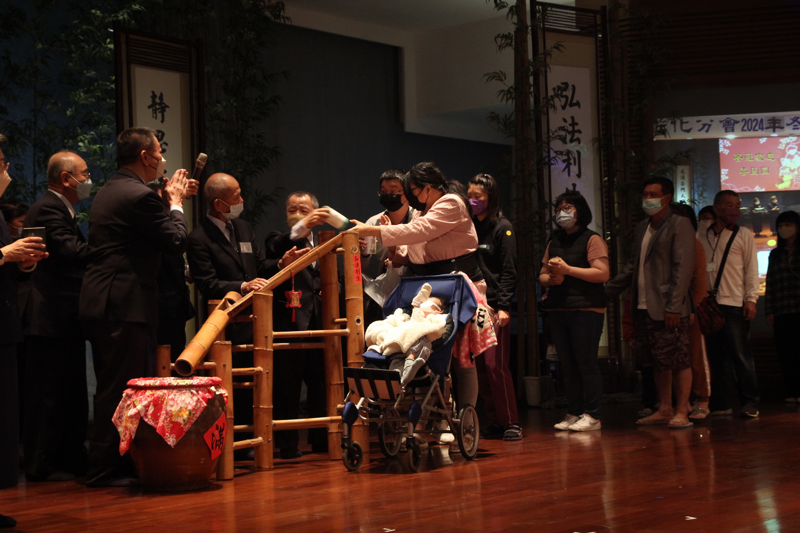 ▲慈濟彰化分會在年節前為照顧戶送暖，在彰化靜思堂席開60桌舉辦冬令圍爐活動，歡喜迎接感恩戶一起來圍爐，提前歡喜迎新年。（記者張溎壕攝）