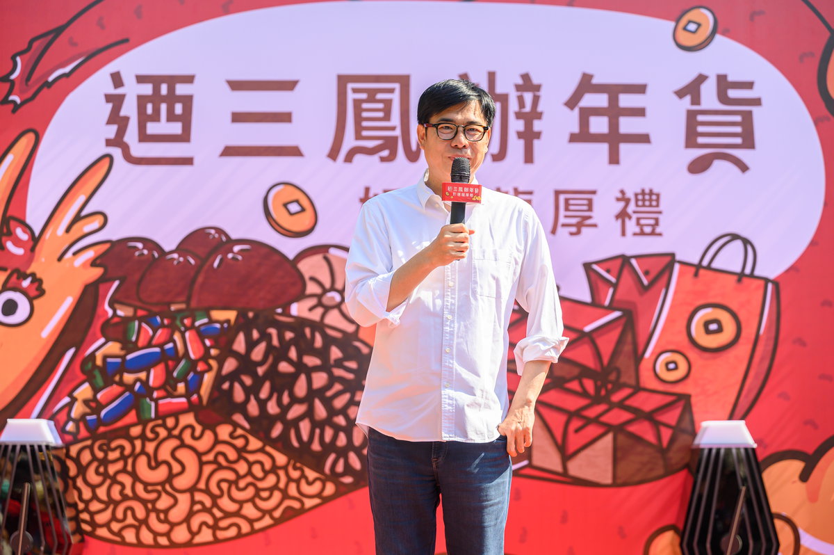 高雄過好年系列活動三鳳中街開跑 陳其邁首發小紅包 啟動年貨大街