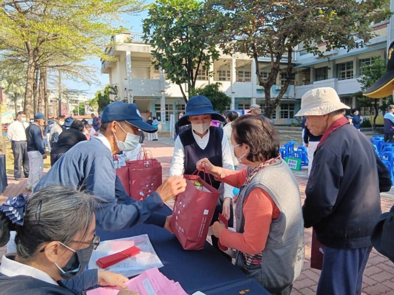 屏縣府關懷13鄉鎮市、3200戶低收家庭　暖心迎新年！