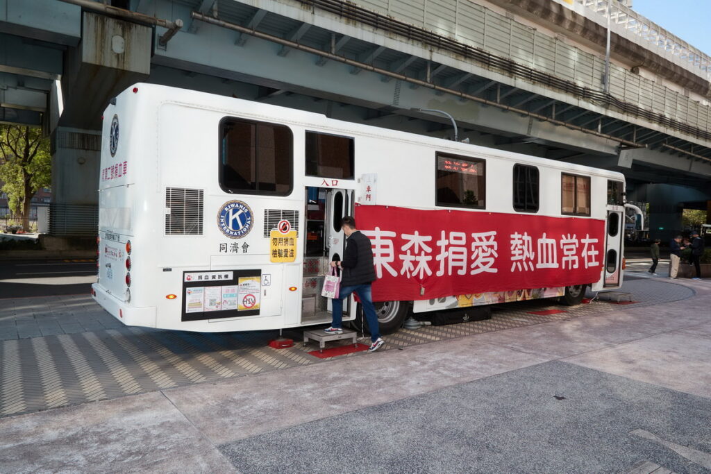 東森集團特別於今(18)日在中和企業總部「東森廣場」與台北捐血中心合辦「東森捐愛,熱血常在」活動,現場來了超過百位同仁響應,一天之內捐出115袋熱血。(圖/東森集團提供)