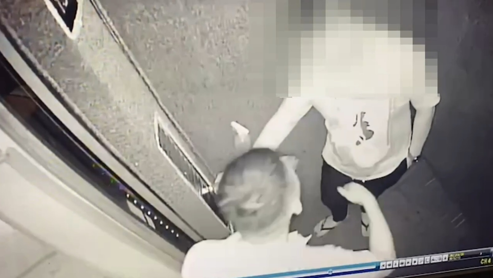 ▲圖說:毒販趁電梯開門之際將毒品交給旗下成員,犯行皆被監視器錄下 (圖/台中市政府提供)