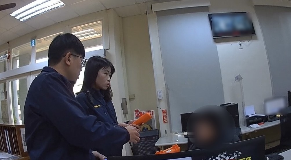 ▲「醉」壞示範 宿醉男竟至警所洽公 酒測時卻喊：求求你們不要啦！。〈圖/記者蔡宗武翻攝〉