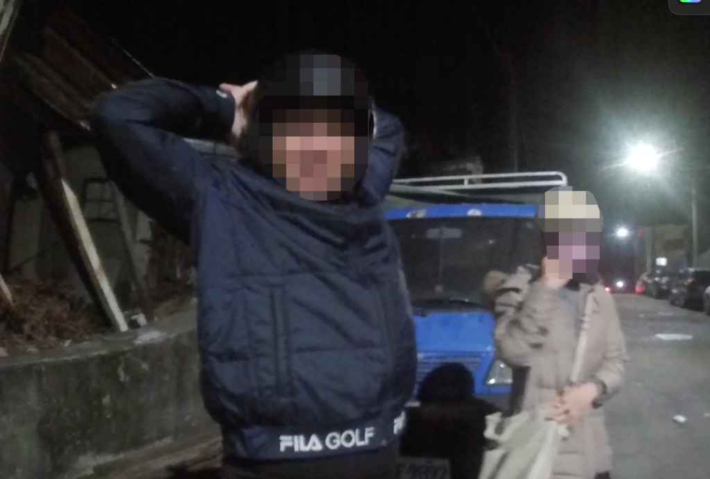 ▲情侶檔逛完夜市返家違規遭攔 一查之下男子竟身背兩條通。〈圖/記者蔡宗武翻攝〉