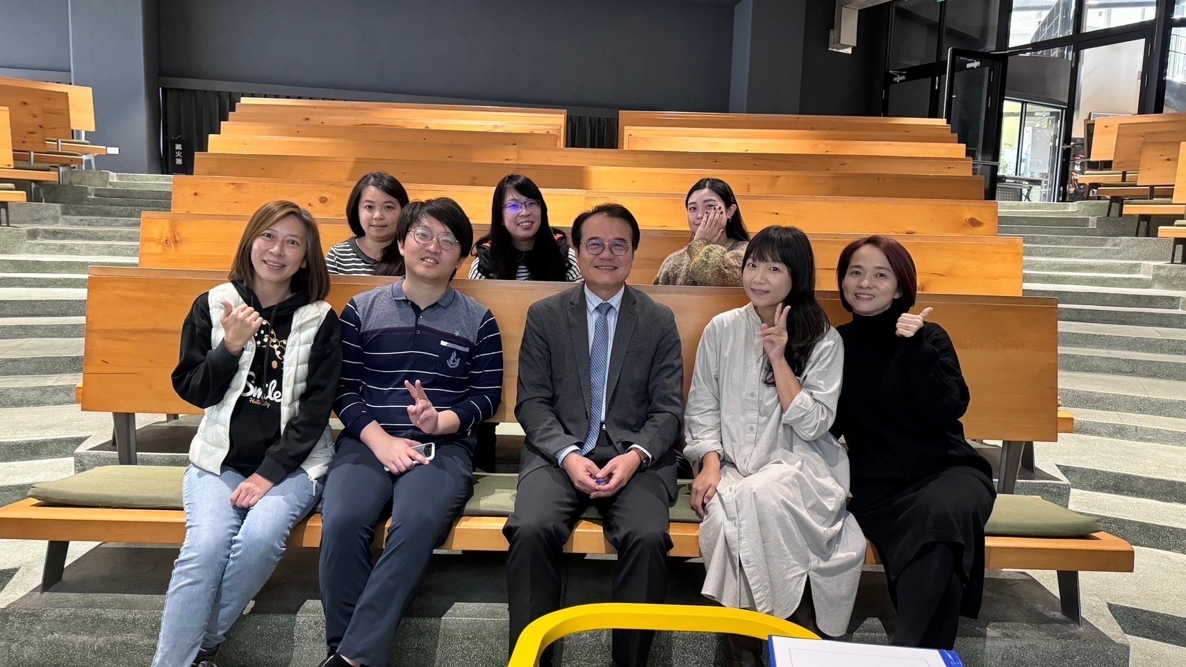 國教院院長鄭淵全蒞臨關埔國小指導數位學習。(圖/記者林照東翻攝)