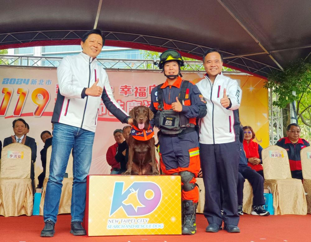 《圖說》副市長朱惕之為搜救犬Amei授階,右為消防局長李清安。〈消防局提供〉