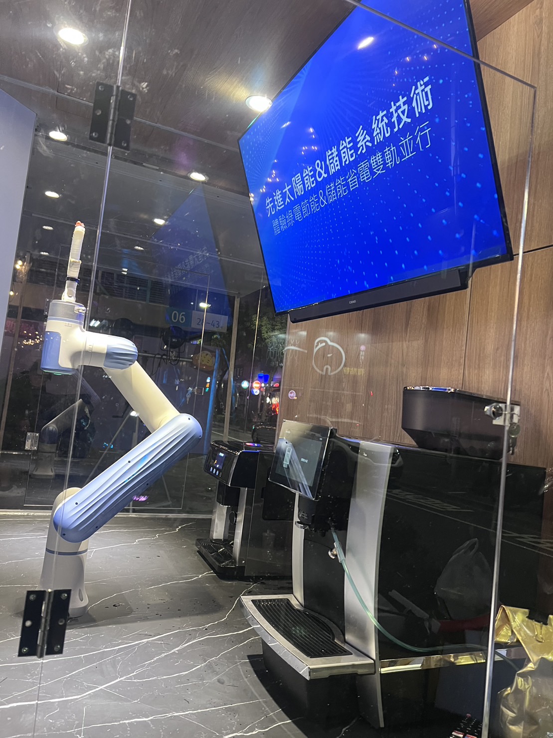 機械手臂端咖啡！台南海安商圈辦市集結合沙崙淨零科技