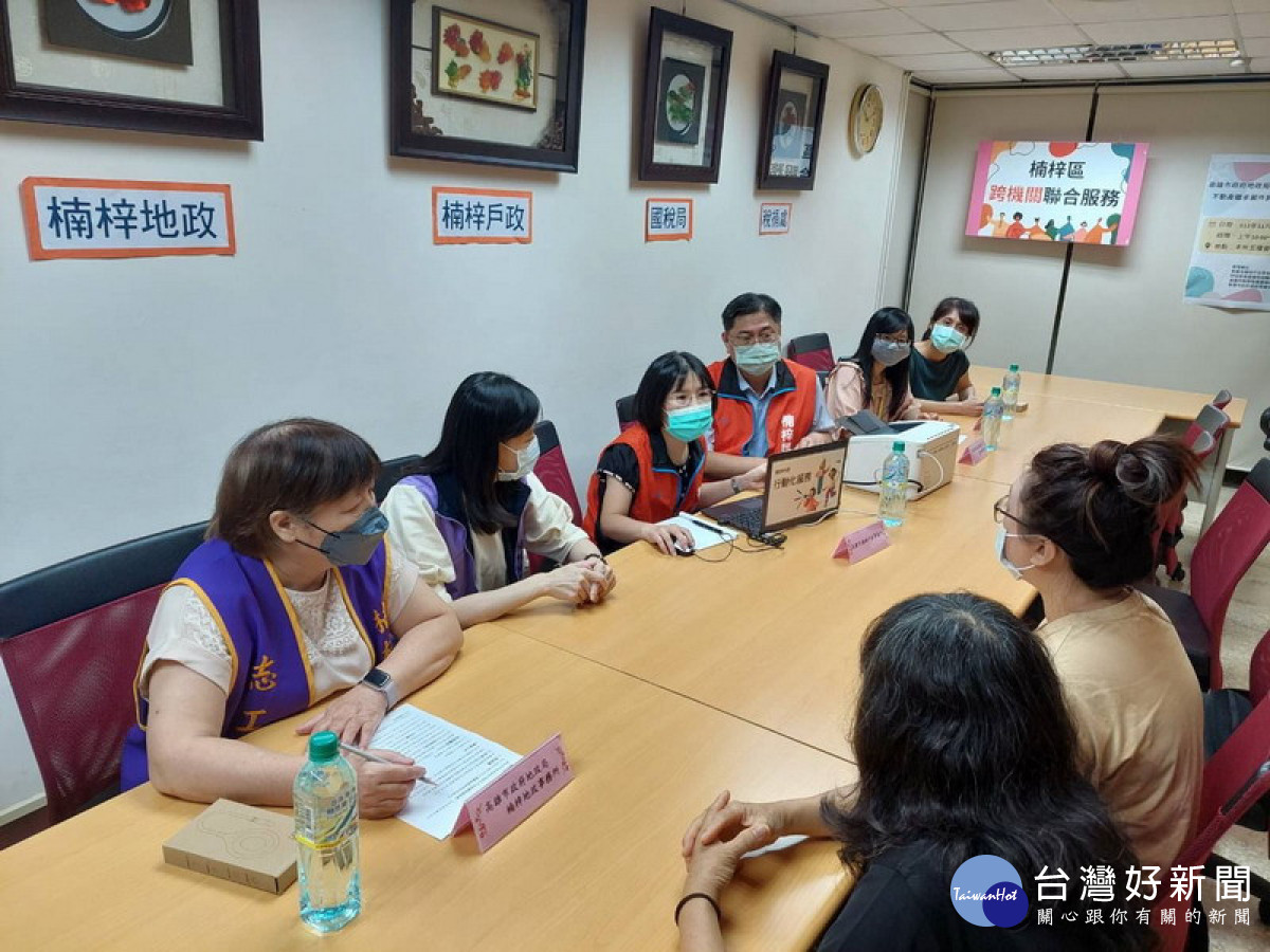 ▲楠梓戶政以行動戶所進駐，提供現場即辦戶籍謄本。