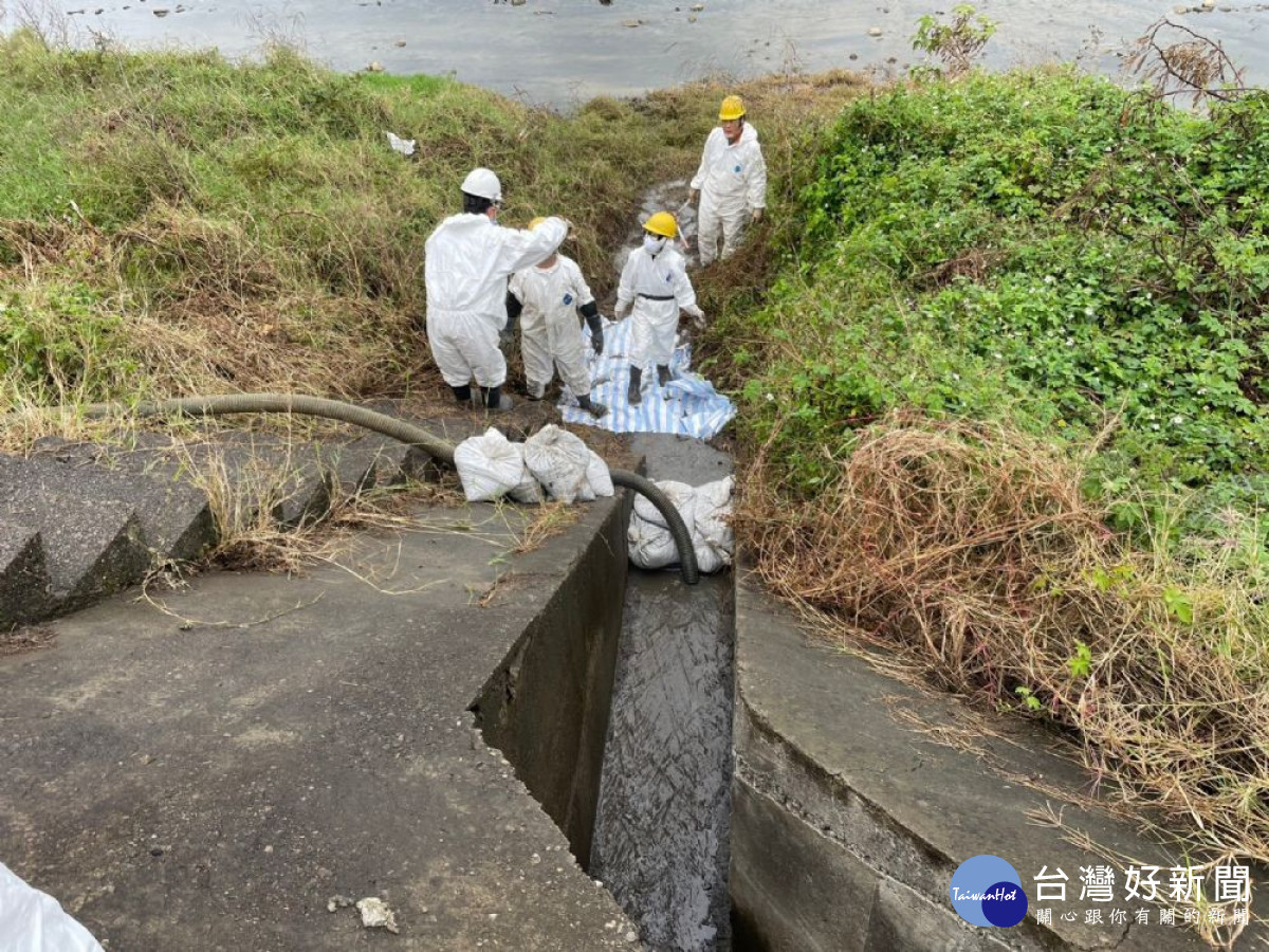 科慕觀音廠管線破裂造成大堀溪死魚,環保局立即告發並要求妥善清理。<br /><br />