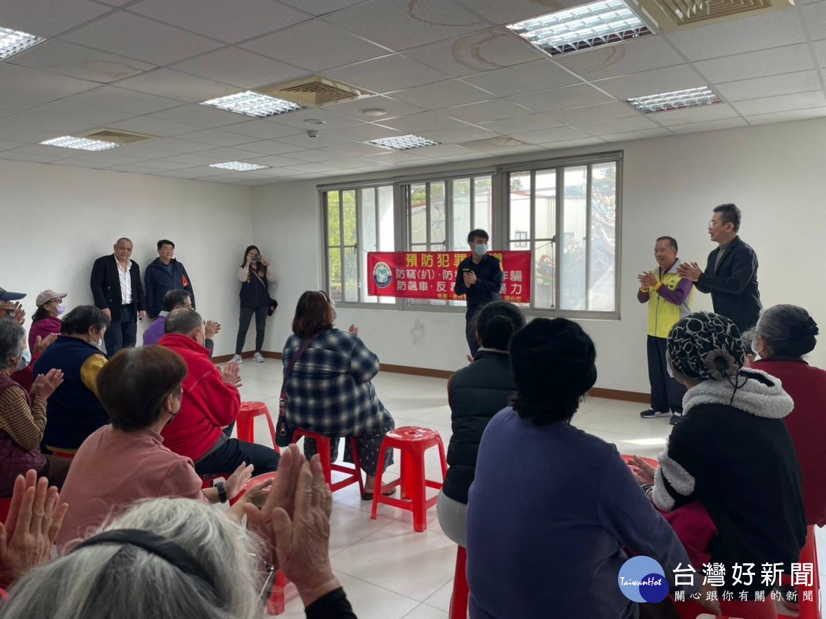 大溪分局內柵派出所結合地方上宗教團體辦理寒冬送暖活動，幫助貧困弱勢族群、獨居老人。