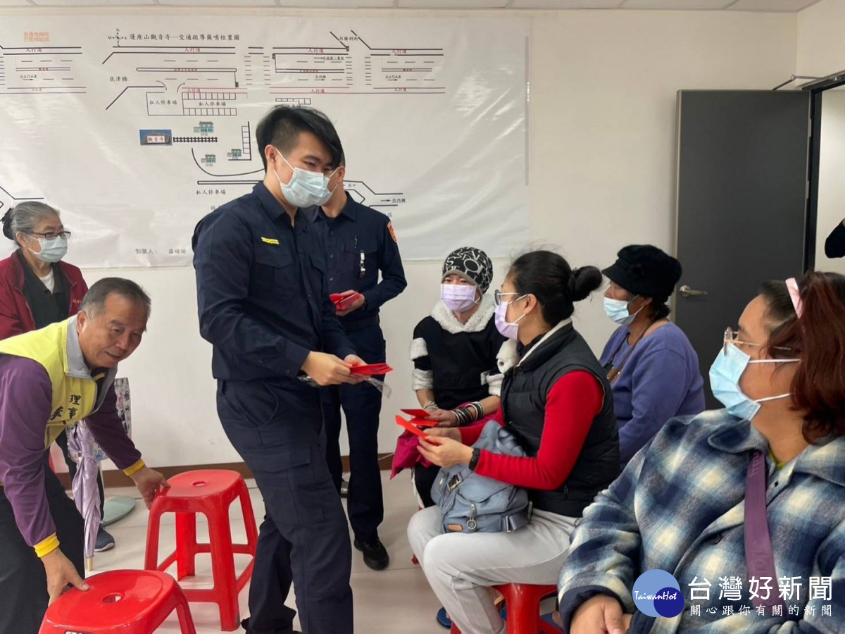 大溪分局內柵派出所結合地方上宗教團體辦理寒冬送暖活動,幫助貧困弱勢族群、獨居老人。