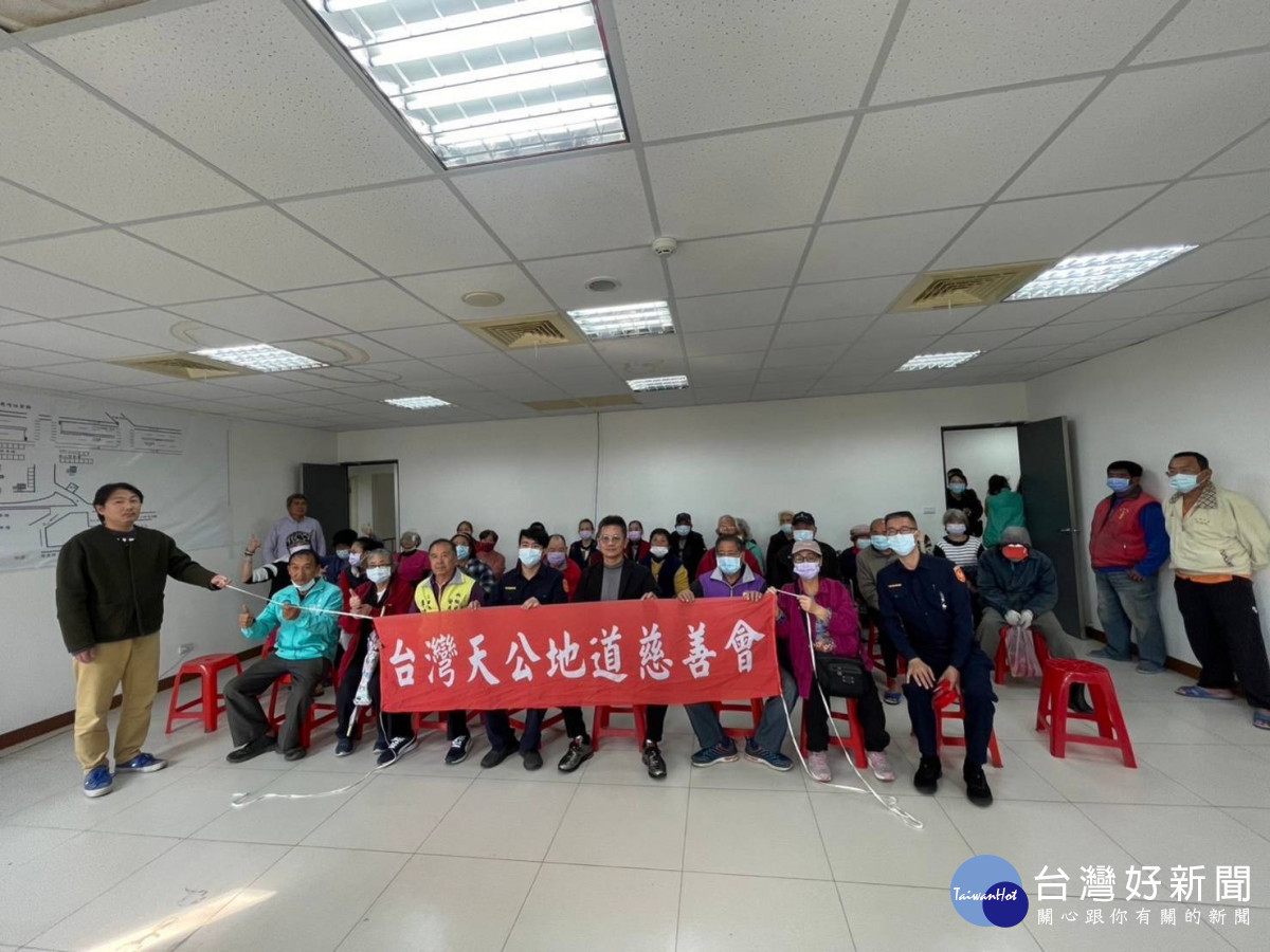 大溪分局內柵派出所結合地方上宗教團體辦理寒冬送暖活動,幫助貧困弱勢族群、獨居老人。