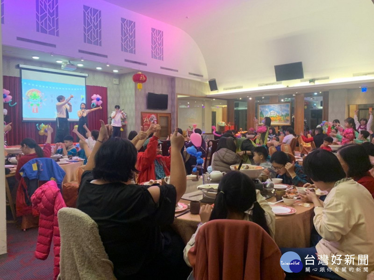 ▲家防中心攜手蘭馨交流協會辦理餐敘，現場還有猜謎及手作造型氣球等活動溫馨感人，共計100多人參加。