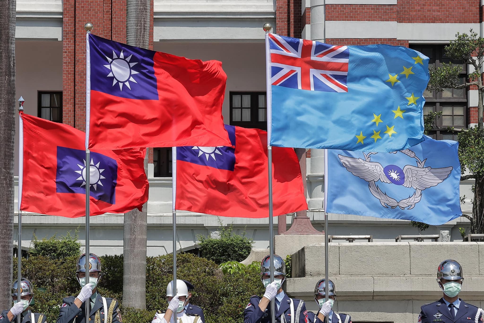 吐瓦魯駐台大使透露,有消息指出吐瓦魯在下週大選後恐會仿效諾魯,轉與北京建交。翻攝蔡英文臉書