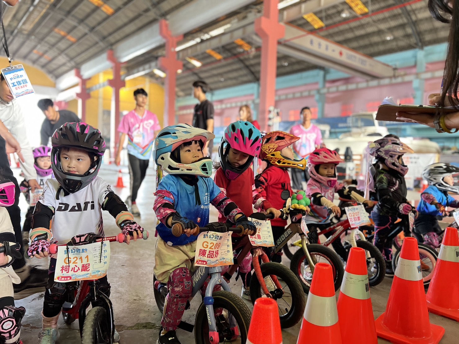 ▲首屆沐艇盃「騎幻體驗」兒童滑步車競賽於台南有艇俱樂部舉行，近250位兒童報名參加。(記者 陳聖璋 攝影)