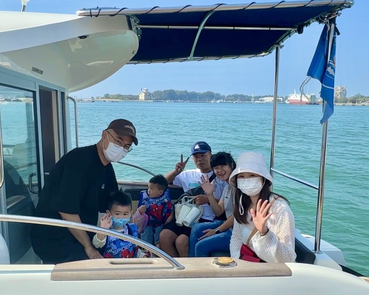 ▲有艇俱樂部免費讓親子搭乘遊艇體驗台南的海上風景，共享親子之樂。(記者 陳聖璋 攝影)