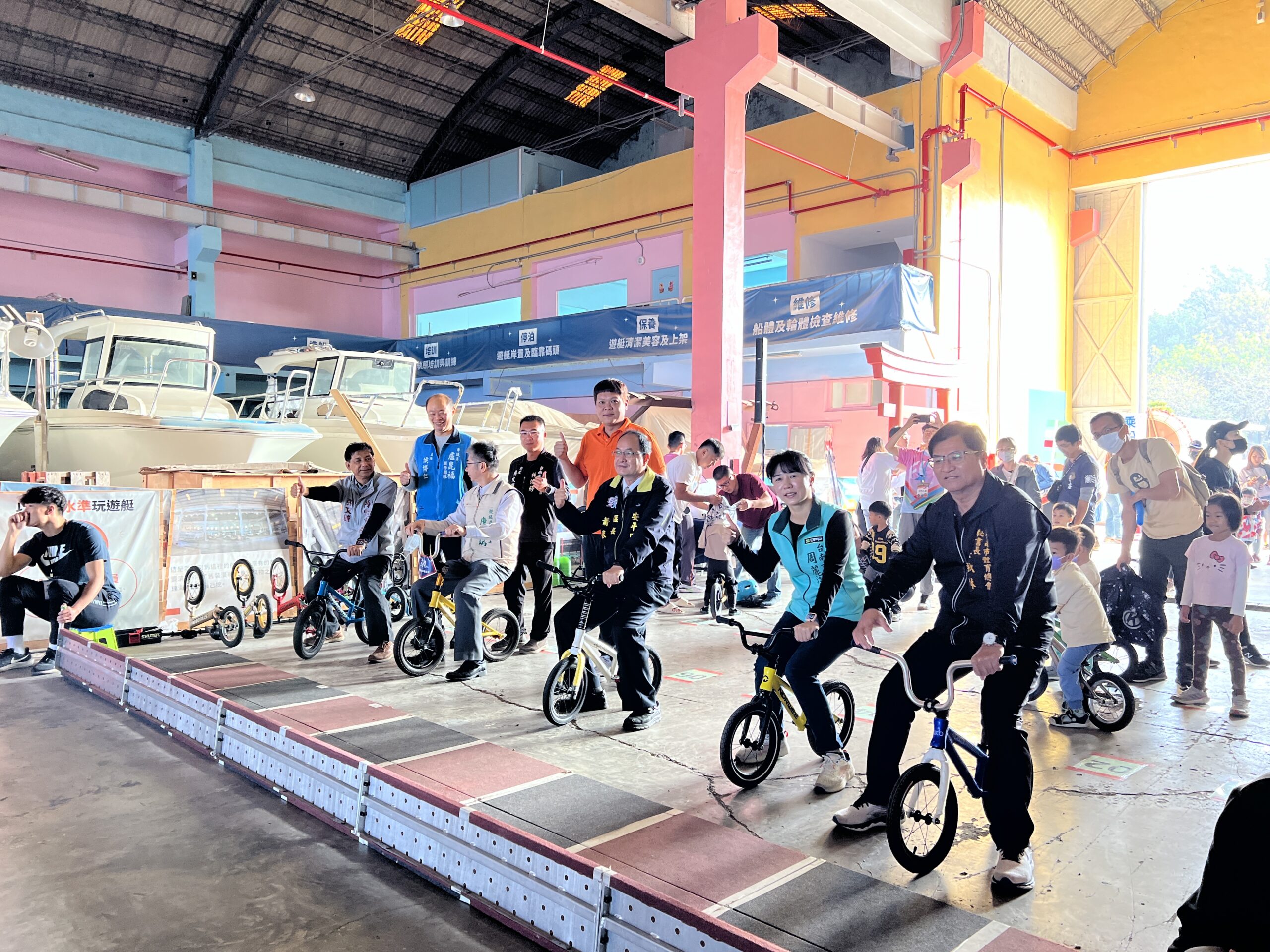 ▲台南民意代表一同參加，體驗親子滑步車的趣味(記者 陳聖璋 攝影)