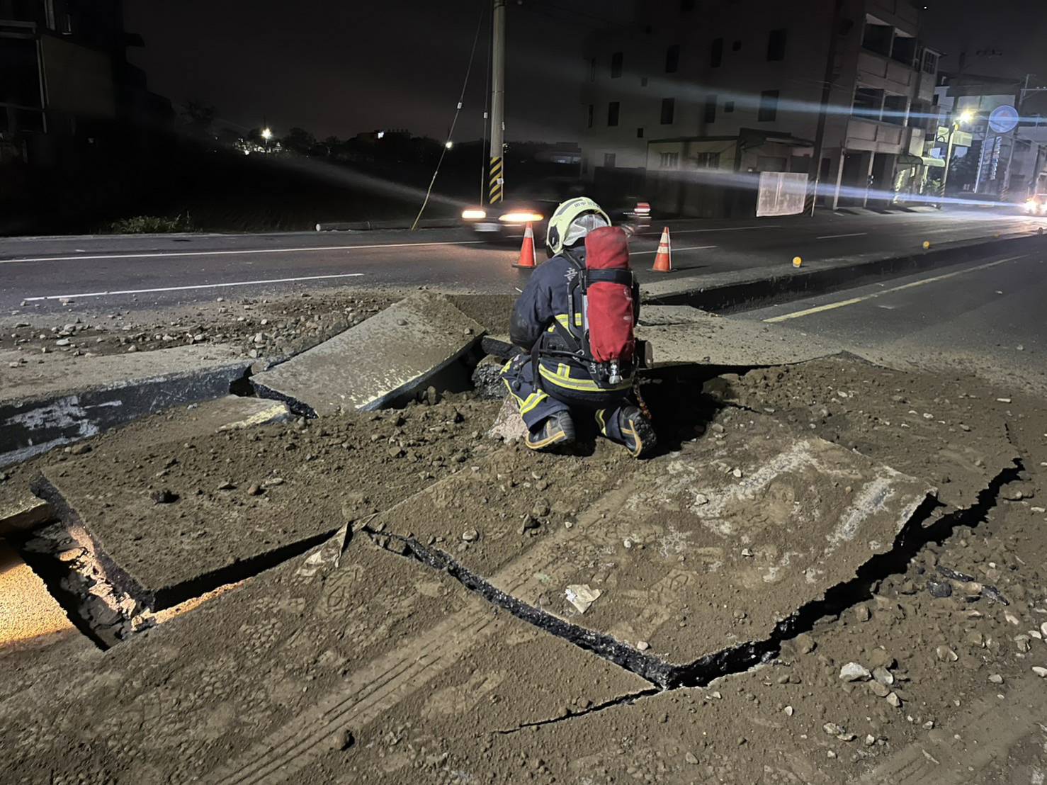 ▲欣彰瓦斯公司在員集路一段進行新管高壓測試而發生氣爆，路面被炸出大洞、塵土飛揚，今天欣彰公司再度開挖該路段進行管線檢查。（民眾提供）
