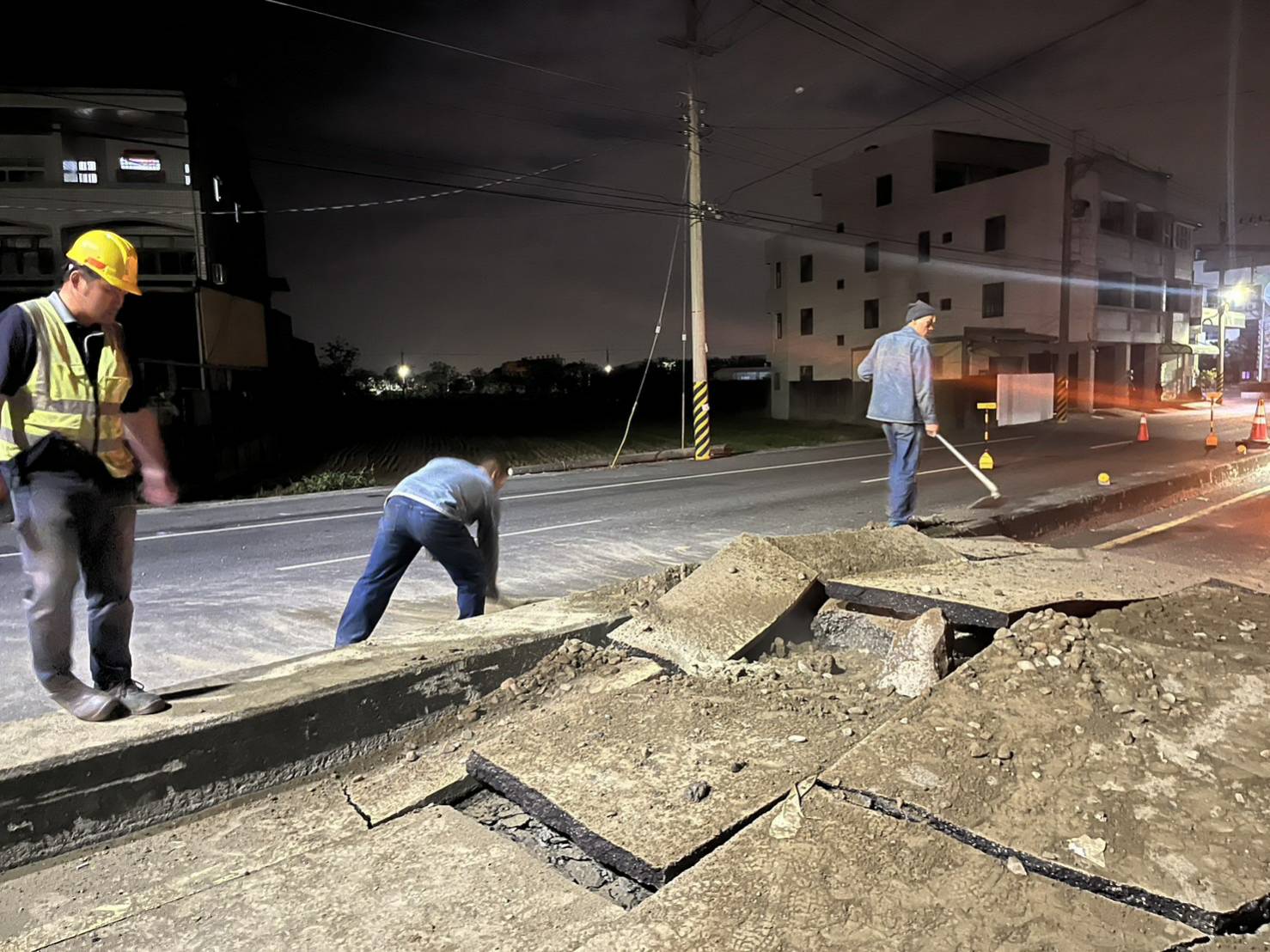 ▲欣彰瓦斯公司在員集路一段進行新管高壓測試而發生氣爆，路面被炸出大洞、塵土飛揚，今天欣彰公司再度開挖該路段進行管線檢查。（民眾提供）