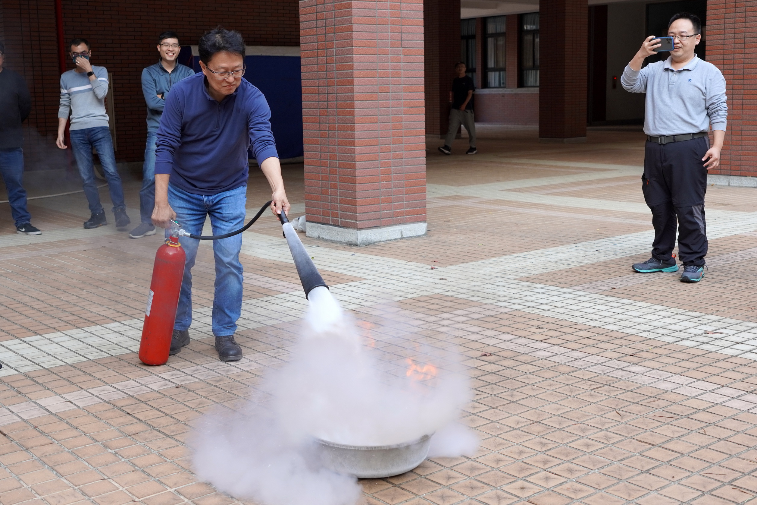 ▲大葉大學消防學程讓學員體驗消防水帶操作。(記者張溎壕攝)