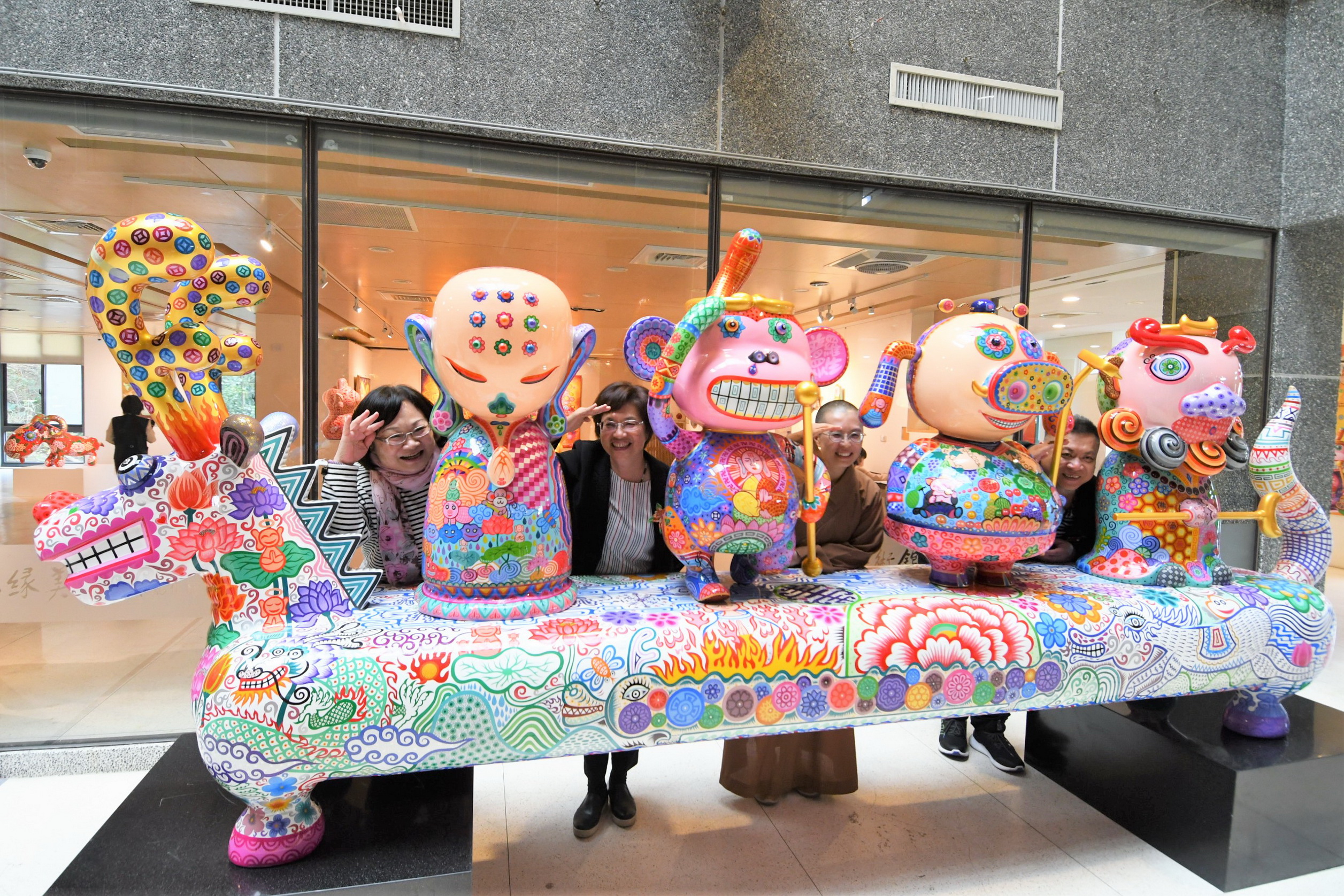▲佛光山福山寺緣美術館彰化館舉辦迎春納福聯展，邀請洪易、張立曄、黃柏維三位藝術家聯展，作品從色彩到祝福的寓意都充滿了歡喜。（記者張溎壕攝）