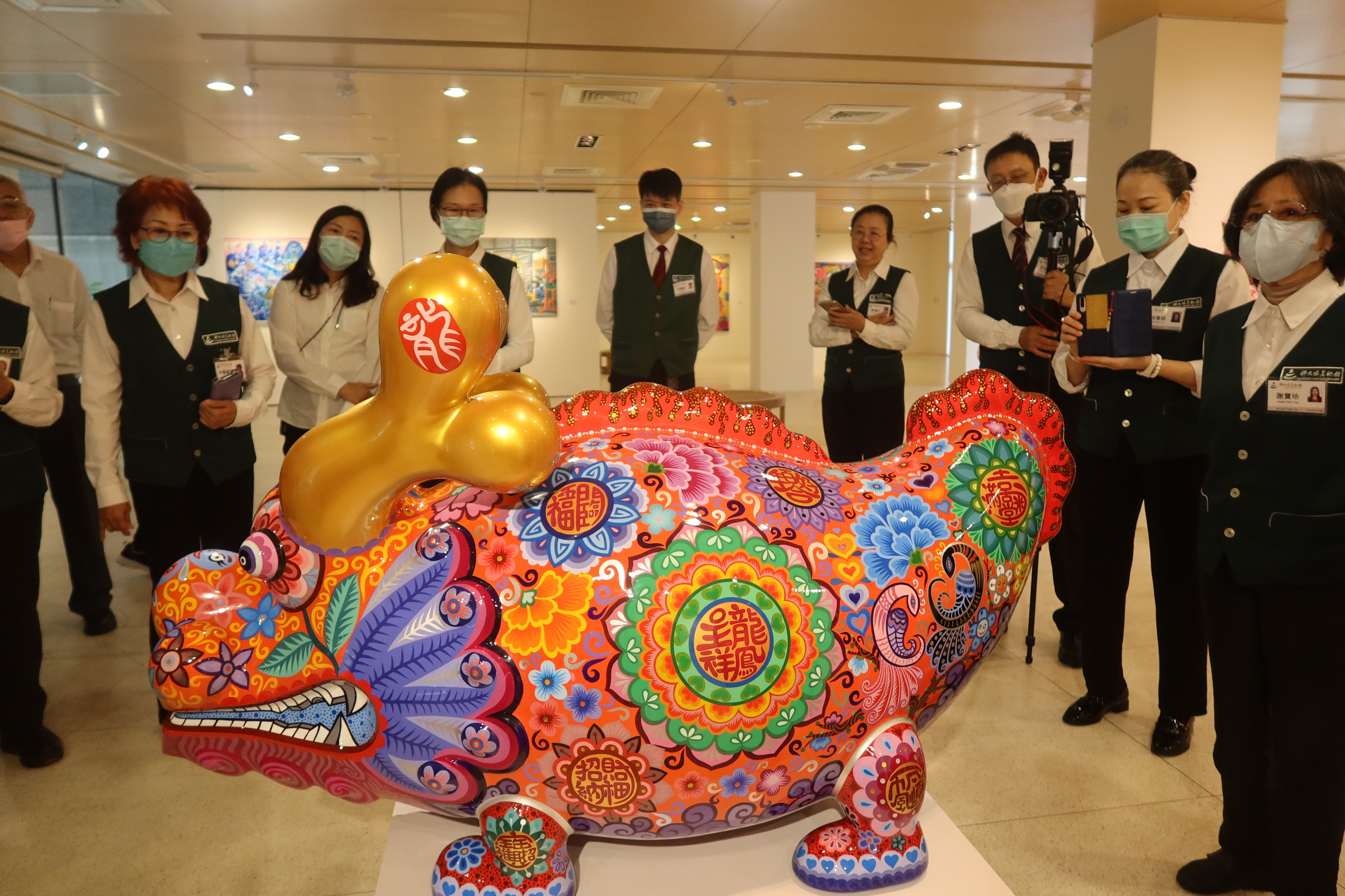 ▲佛光山福山寺緣美術館彰化館舉辦迎春納福聯展，邀請洪易、張立曄、黃柏維三位藝術家聯展，作品從色彩到祝福的寓意都充滿了歡喜。（記者張溎壕攝）