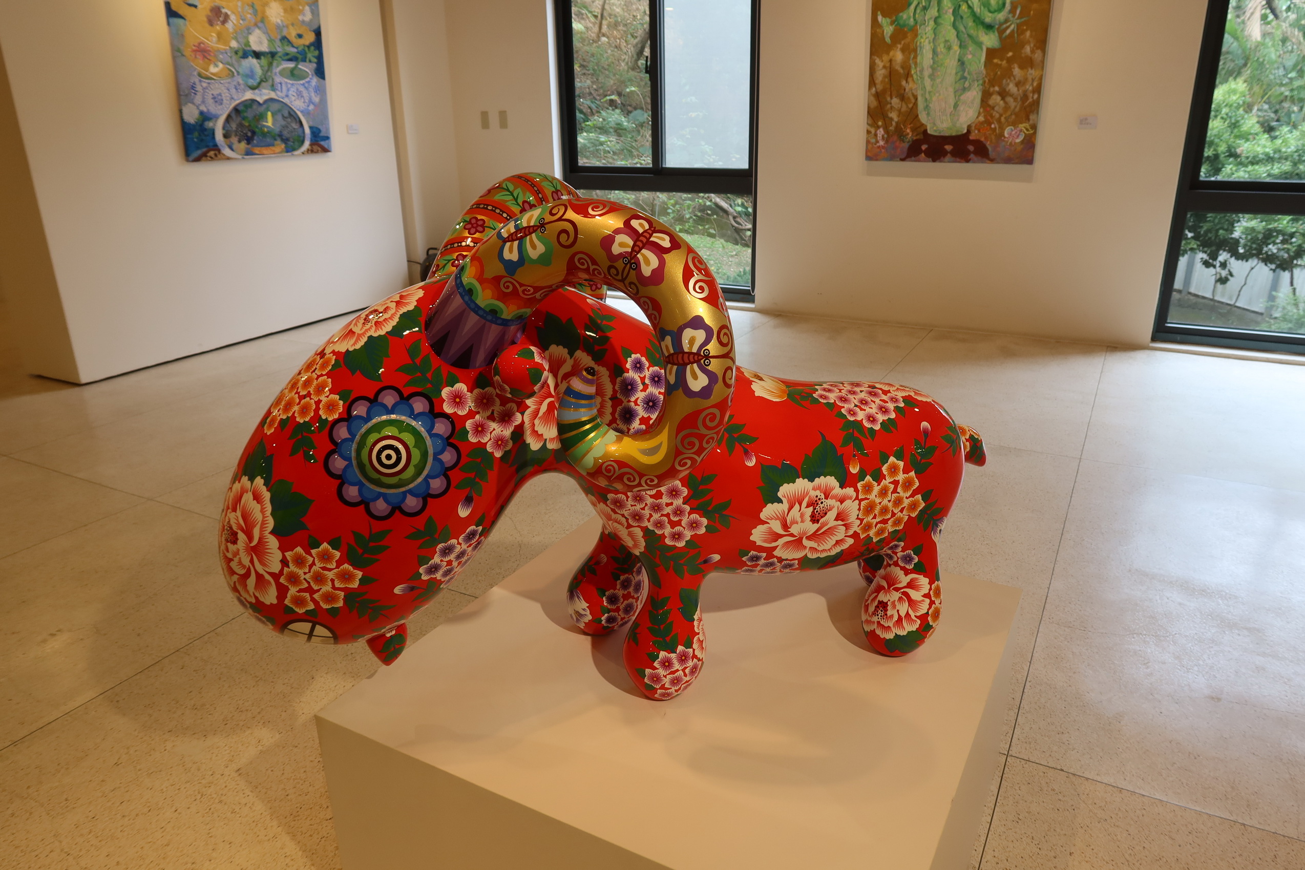 ▲佛光山福山寺緣美術館彰化館舉辦迎春納福聯展，邀請洪易、張立曄、黃柏維三位藝術家聯展，作品從色彩到祝福的寓意都充滿了歡喜。（記者張溎壕攝）
