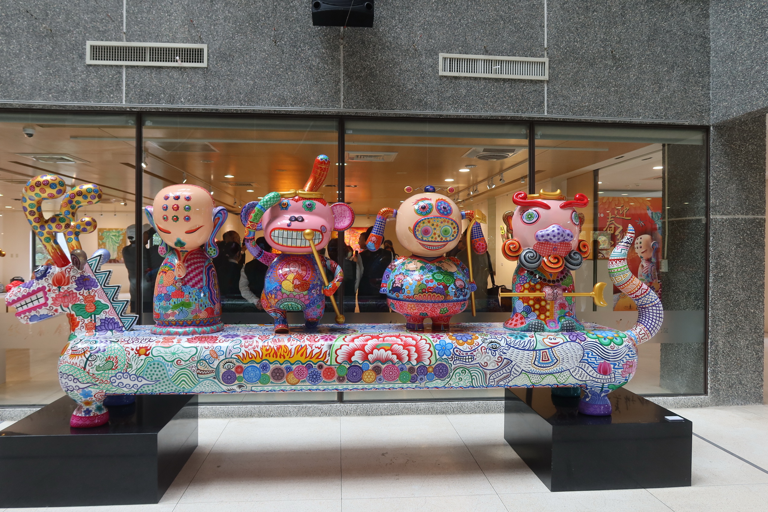 ▲佛光山福山寺緣美術館彰化館舉辦迎春納福聯展，邀請洪易、張立曄、黃柏維三位藝術家聯展，作品從色彩到祝福的寓意都充滿了歡喜。（記者張溎壕攝）