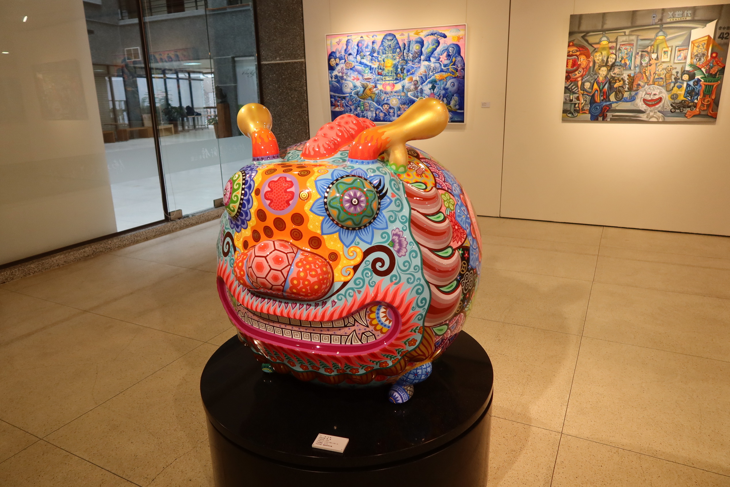 ▲佛光山福山寺緣美術館彰化館舉辦迎春納福聯展，邀請洪易、張立曄、黃柏維三位藝術家聯展，作品從色彩到祝福的寓意都充滿了歡喜。（記者張溎壕攝）