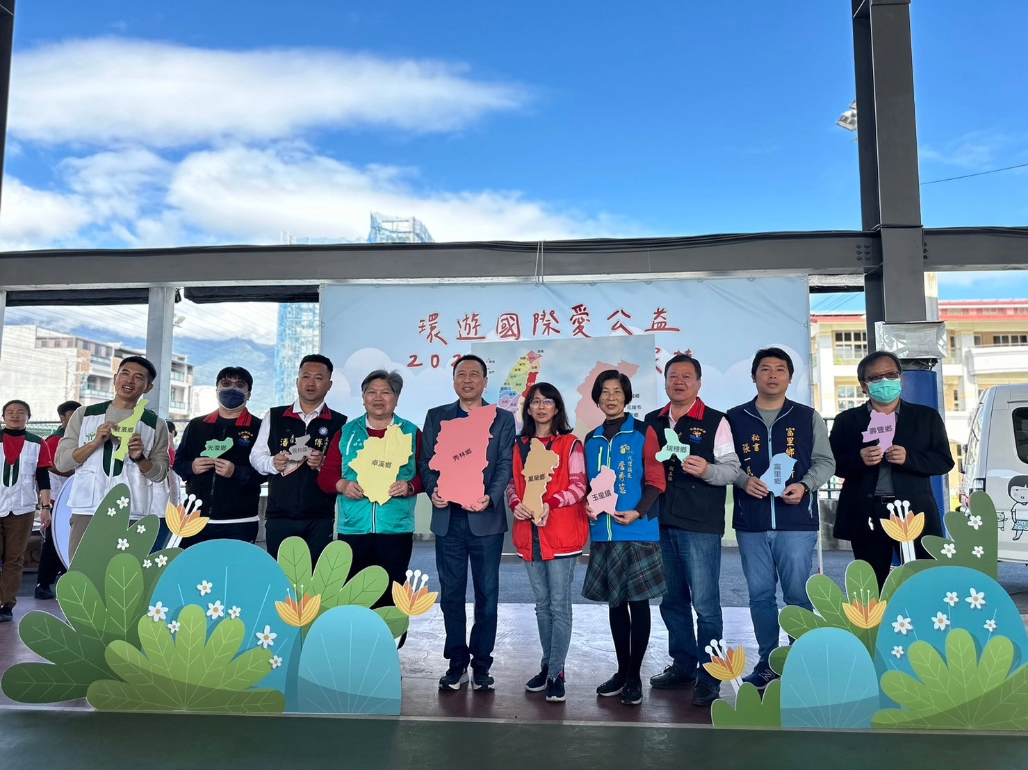 中心主任施政延與現場貴賓(由左至右)花蓮縣南區社會福利服務中心黃鉦庭督導、傅崐萁立法委員辦公室主任潘俊霖、玉里區扶幼委員會楊淑玲主委、李沃耀董事長、陳素蘭董事長夫人。