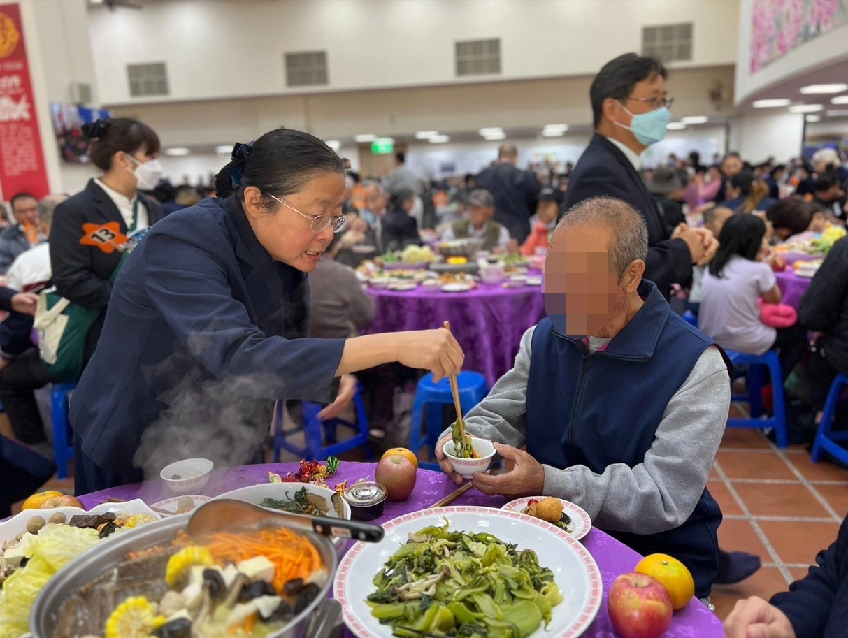 邀約慈濟關懷的照顧戶家庭親子大小一起回慈濟的家,與慈濟志工歡喜相聚。