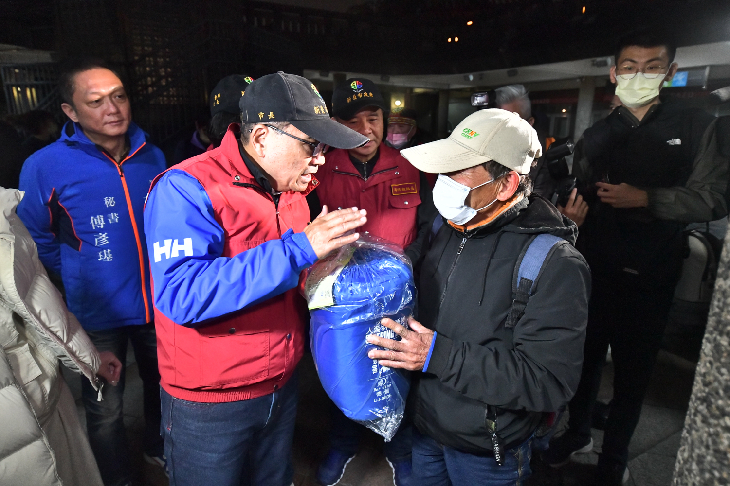 寒流來襲　新北市長侯友宜夜訪街友　供睡袋禦寒衣物　勸入住中途之家過寒冬