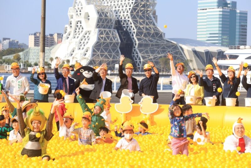 高雄「冬日遊樂園」伴無敵海景登場  1/27-2/25療癒雙鴨展魅力