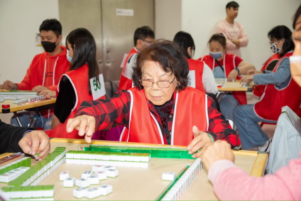 東森廣場舉辦「健康長壽盃」麻將大賽,還特別舉辦打卡贈禮活動,只要在FB打卡「東森廣場台北車站」,即贈送料理之王調理包2包。