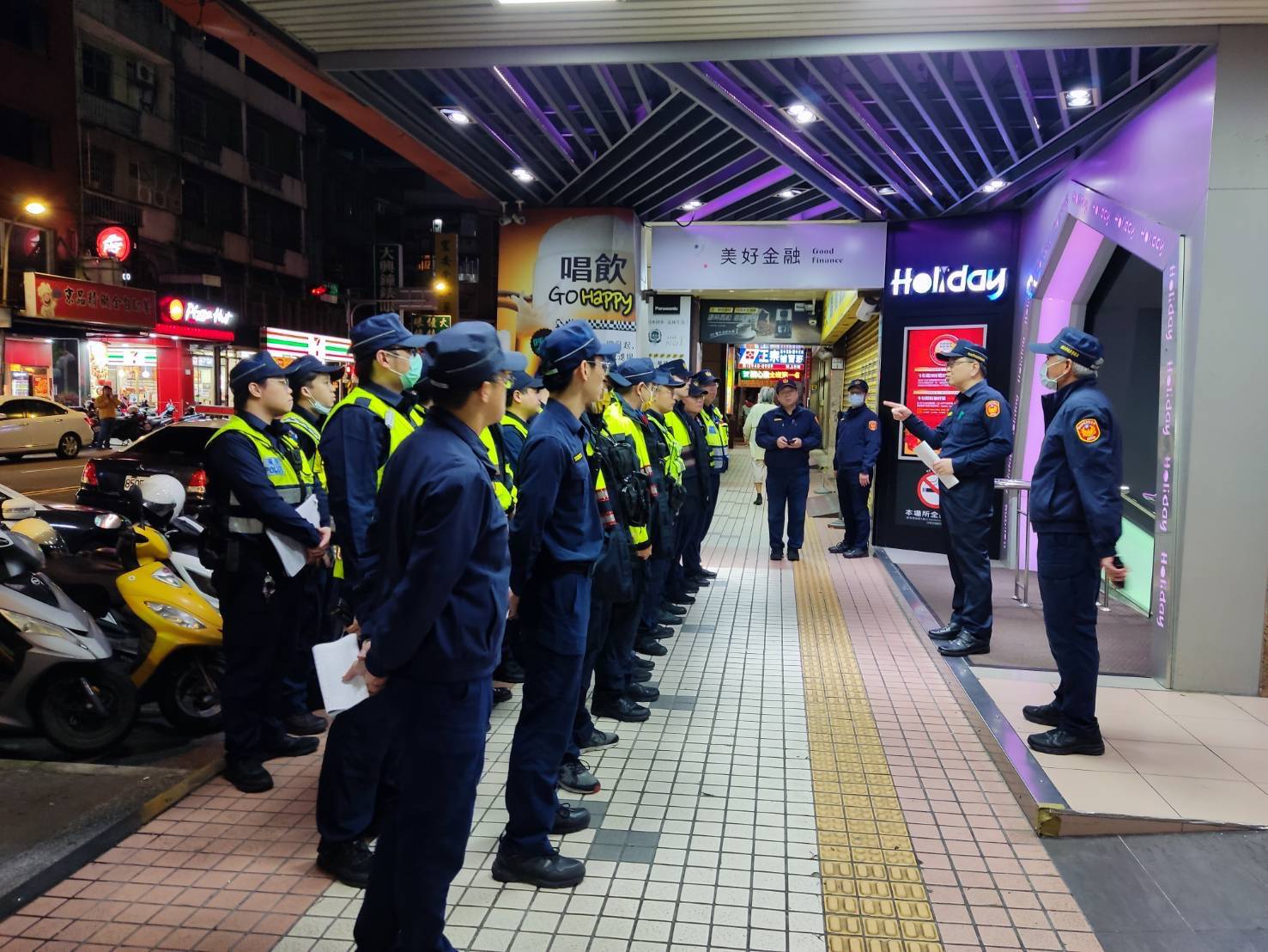 中和警結合「第3方警政」執行閉鎖式威力臨檢掃蕩、稽查工作，重點打擊黑道幫派及治安熱點。(記者 張艷君翻攝)