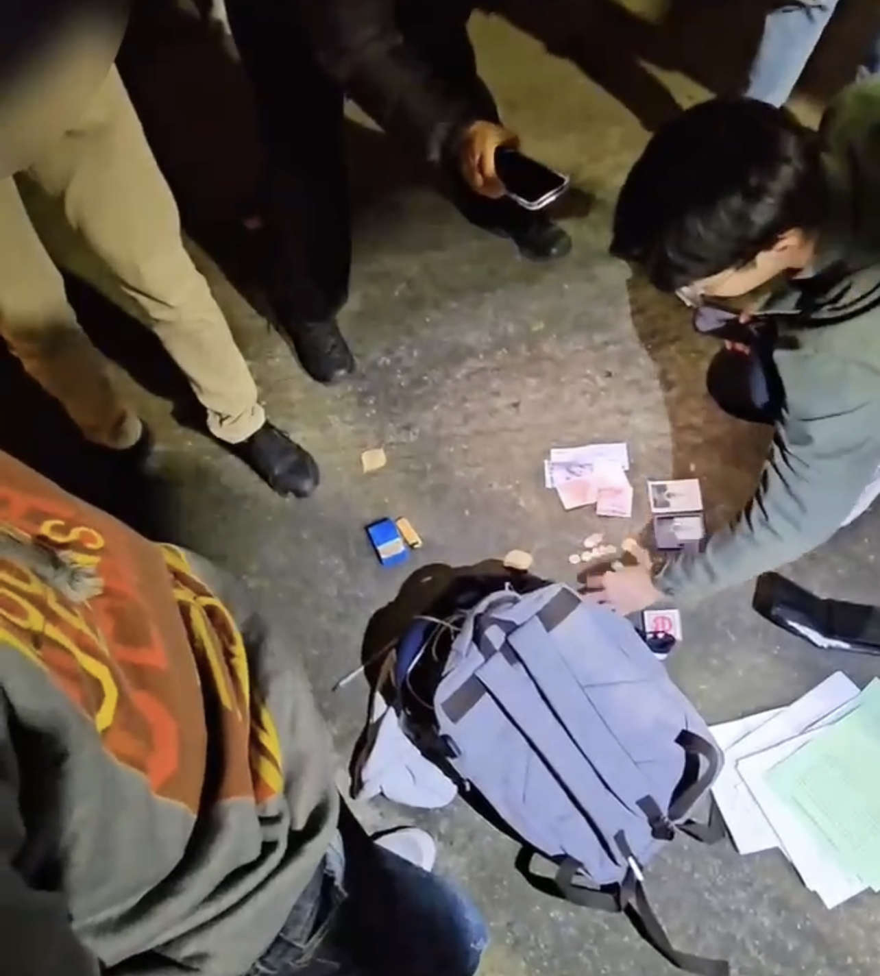 警方現場對現行犯車手附帶搜索，搜出相關證物。（記者徐煜勝翻攝）