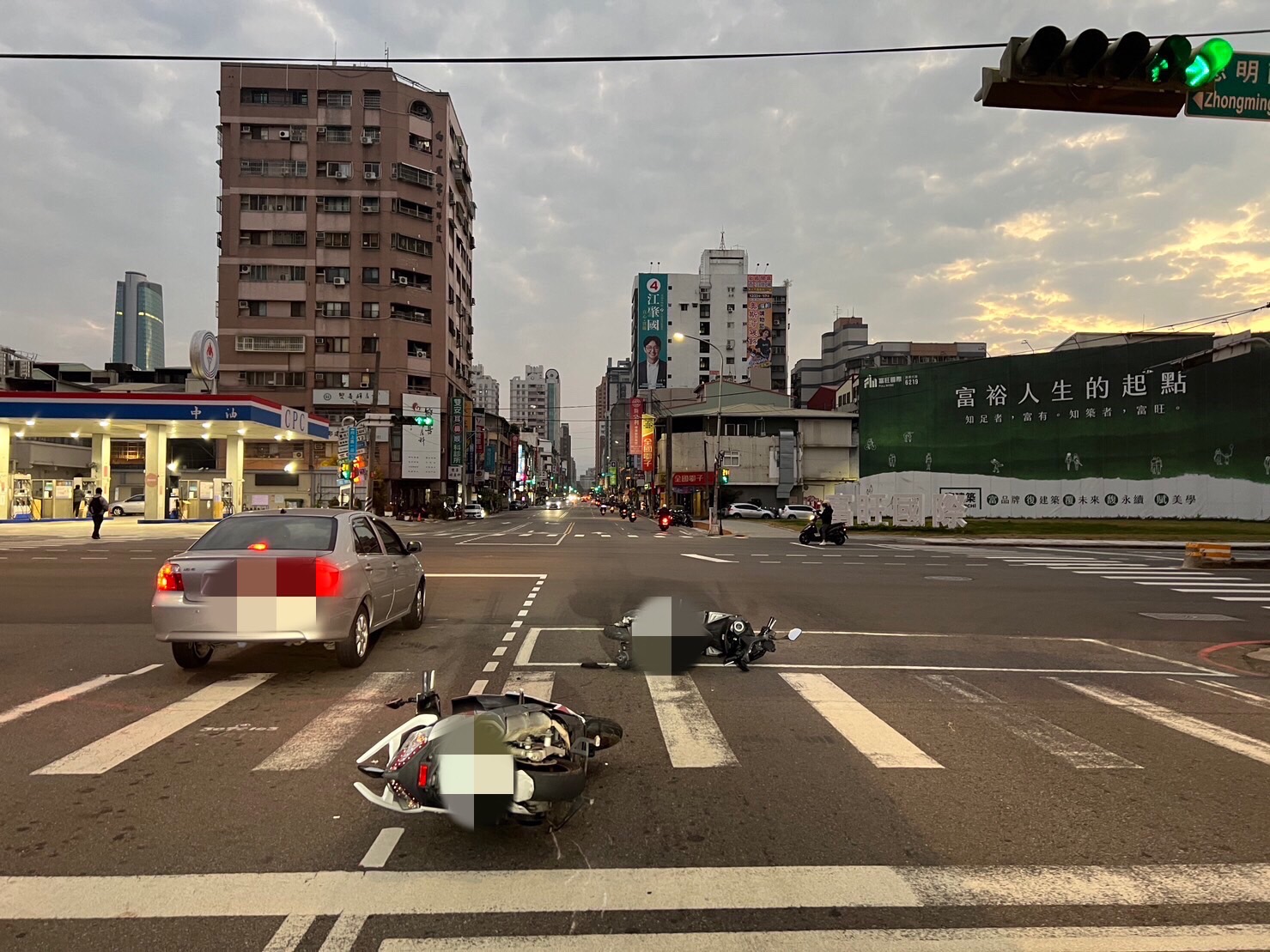 西區忠明南路向上路口兩機車事故。（圖/記者澄石翻攝）