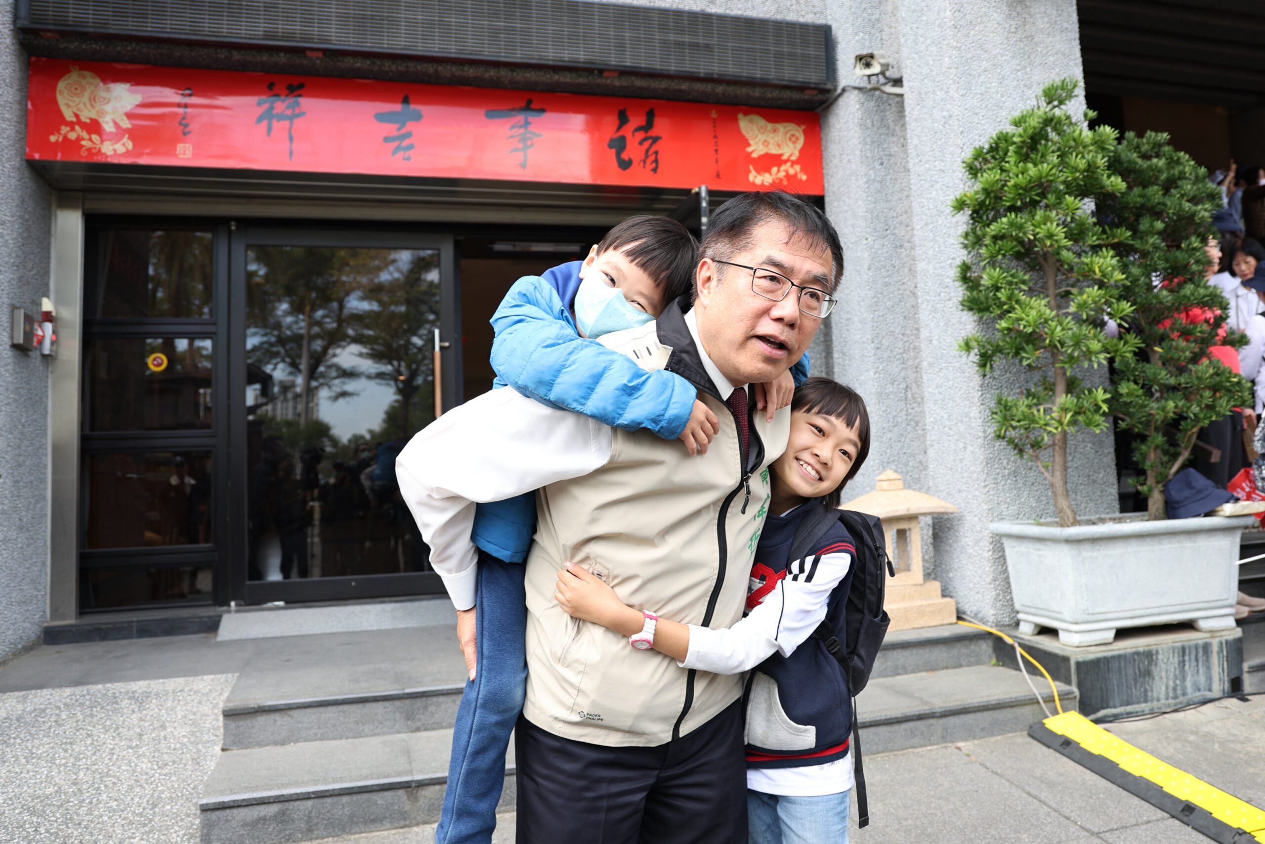 南台別院捐贈公益吉祥米 黃偉哲與滿舟法師一同為市民祈福
