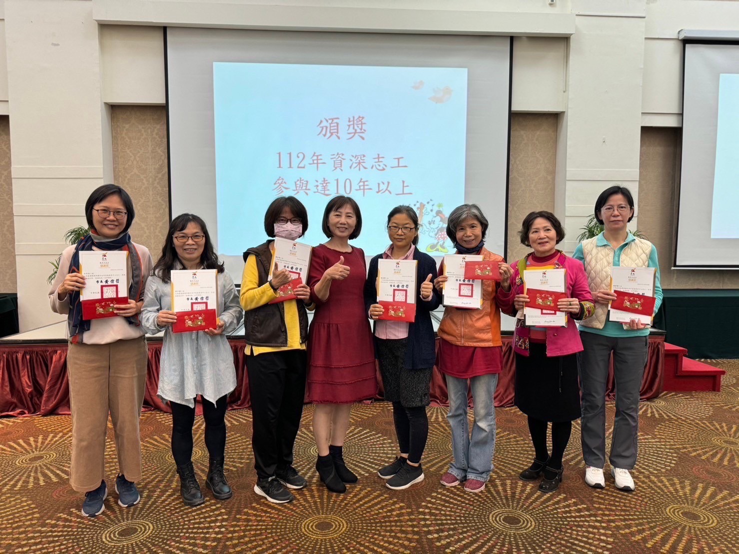南市家教中心志工授證典禮表揚志工深耕家庭教育三十年如一日 新尖兵同框授證宣示效仿