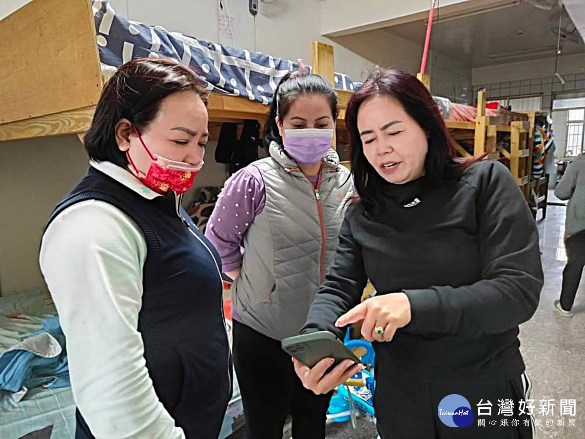 阮氏秋霞關懷越南同鄉致贈年節食品 探視滯留在台同胞