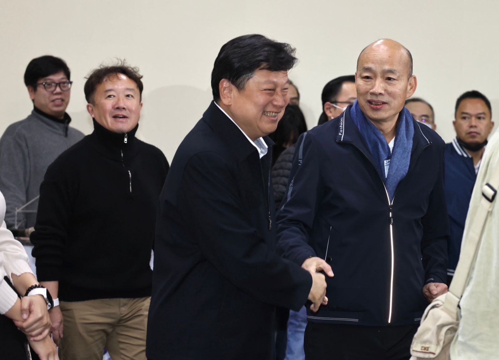  韓國瑜與傅崐萁兩人相互握手擁抱互道恭喜。林啟弘攝