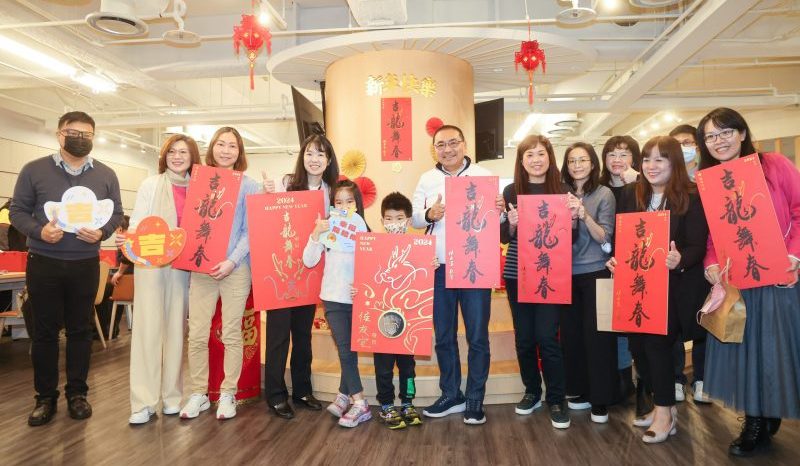 獨家報導 記者康晴芳／新北報導 迎接2024年龍年到來，新北市長侯友宜今(22)日發布新出爐的「吉龍舞春」春聯，希望「吉龍舞春」春聯書法字所散發的氣勢與靈動，讓大家龍年順利豐收、平安幸福。自元月22日起，市府1樓西側服務台開放民眾索取春聯，29個區公所也可以前往索取。 「吉龍舞春」是一款創意的國臺語雙語春聯，國語的吉龍舞春，以吉龍在春天舞動，象徵萬物復甦、經濟蓬勃發展，期許龍年順利豐收、富足有餘。而吉龍舞春的台語諧音就是「錢都有餘」，龍年財運暢旺，賺大錢也能存到錢。最特別的是，吉龍舞春還是自由式春聯，吉龍舞春(錢都有餘)、龍舞春吉(都有餘錢)、龍舞春(事事都有餘)、龍舞吉(都有錢)，可以選擇自己喜歡的順序來念，不同念法各有不同涵義。 「吉龍舞春」由新北青年書法家楊崇廉與設計師王景民合作創作。書法的「龍」字，連筆矯捷連貫，率意且圓潤飽滿的線條、具象的龍角與龍鬚，強化了龍的意象，讓設計與書法展現協調的搭配與呼應，期許2024龍年是充滿活力且共榮共好的一年。 龍年福袋設計以簡潔流暢的線條描繪龍的形象，並將吉字與龍首結合突顯吉龍的意涵，龍角的型態也有如雙手向上，象徵獻上祝福與收穫滿滿。內卡正面是英挺飛舞的吉龍用龍爪抓著十元硬幣，祝福大家龍年財運暢旺，順利豐收。另一面有活力舞動的吉龍和書法吉龍舞春相呼應，祝福大家龍年富足有餘、龍舞幸福。 慶祝2024甲辰龍年，市府將行政大樓大廳打造成「幸福龍給你」主題拍照景點，布置兼顧環保循環再利用的設計理念，把沙發椅拼湊成龍身，背鰭製作成抱枕和靠墊，雙龍(台語音近祥龍)騰雲交錯，如同新年舞龍的慶典活動，祈求新北風調雨順、國泰民安。春節過後，沙發椅、抱枕和靠墊將捐給本府幼兒園繼續使用，減少一次性布置的浪費，達到本府推動永續之目標。1月22日至2月24日，歡迎民眾前來拍照、打卡、過新春。