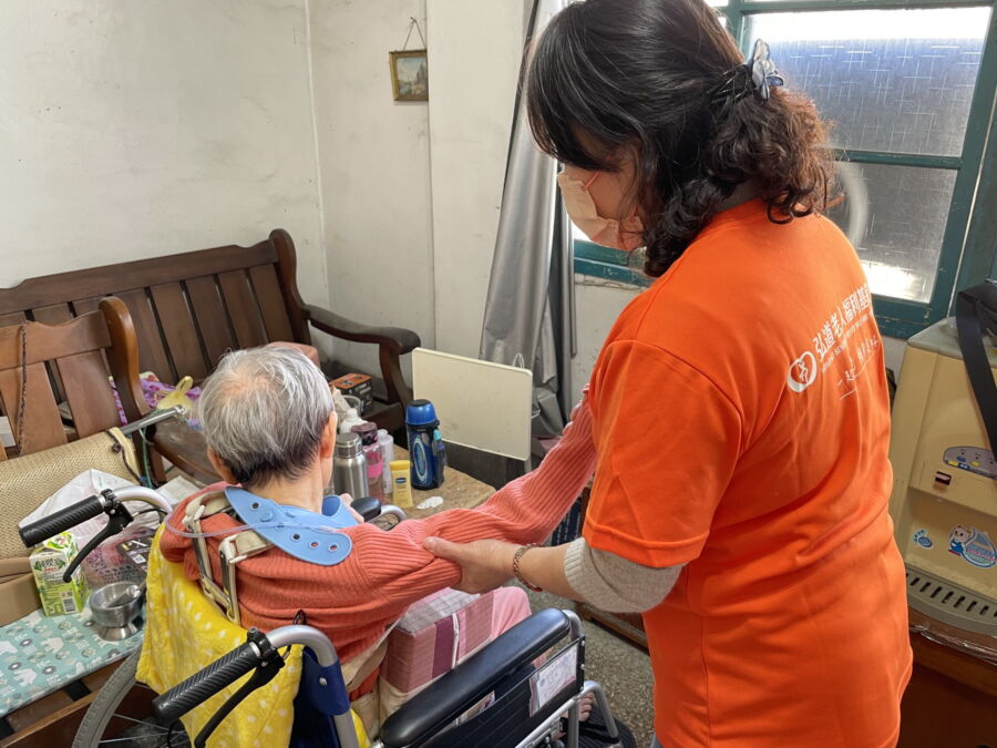 圖/照服員協助執行肢體關節運動。(新北市政府衛生局提供)