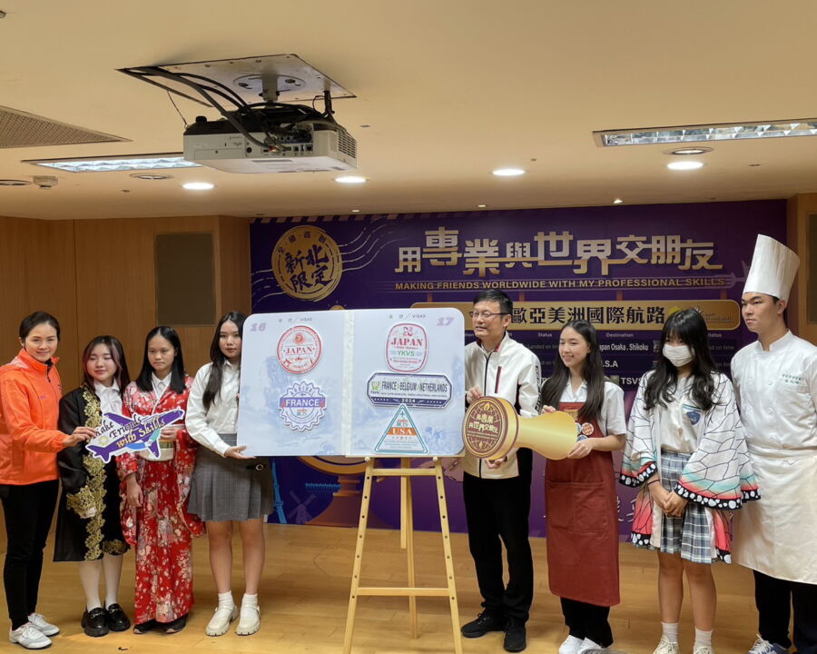 圖/張明文攜手樟樹國際實中、瑞芳高工、鶯歌工商及淡水商工師生,共同在「用專業與世界交朋友」專屬護照上,蓋下5團特色海關戳章。(記者陳志仁攝,2024.01.22)