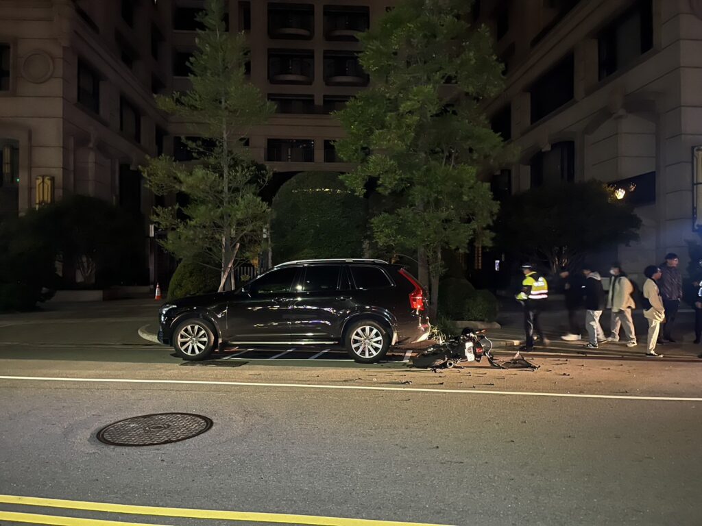 ▲圖說:路旁自小客車與機車遭酒駕車輛撞擊,現場滿目瘡痍 (圖/台中市政府提供)