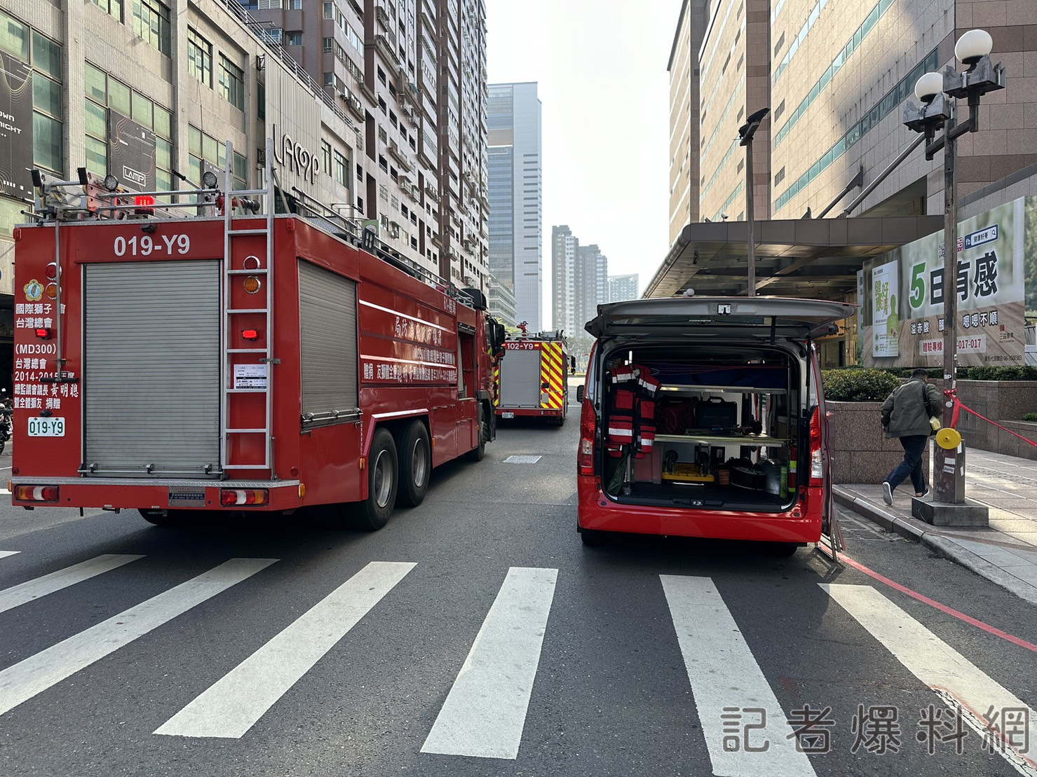 ▲85大樓內的27樓梯間今(22)日上午發生火警。(圖/民眾提供)