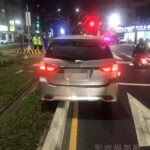 ▲高雄輕軌軌道又被轎車闖入。(圖/記者金東天翻攝)