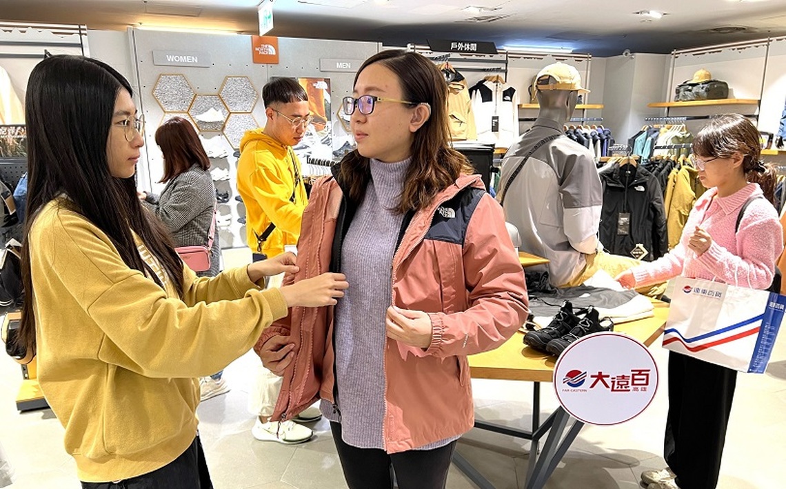 高雄大遠百 寒流來襲全台急凍  搶攻暖商機 禦寒服飾、電暖器熱賣