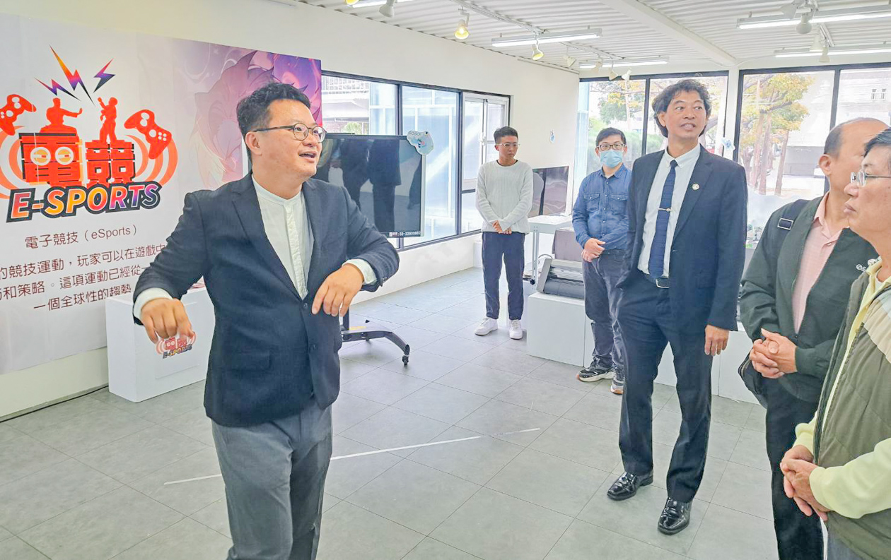 ▲簽約儀式後，中華藝校盧昰余校長為道明中學團隊介紹「藝術風景盒」的功能性與學生作品。（圖/中華藝校提供）